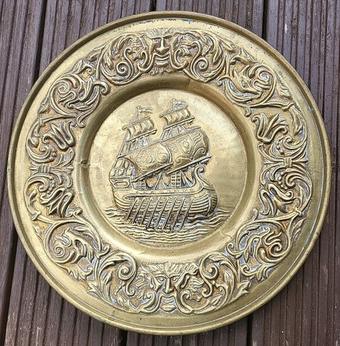 Vintage brass plaque depicting - plaque,